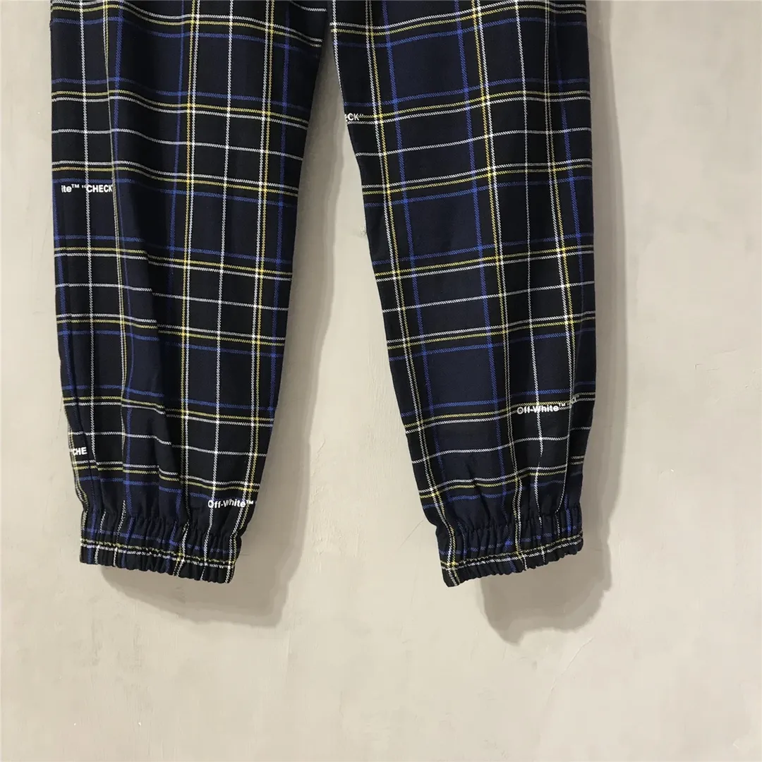 The top tested version OFF-WHITE OW blue plaid trousers, the same style pure cotton loose sweatpants for men and women couples, 380g re-woven woven pure cotton fabric, printed on cloth, the logo of the finished product appears randomly, each piece is different, the warp and weft lines are obvious, and the LOGO is clear. Size xs-L Color: Black Size chart (The waistline is elastic and can be enlarged) P:360